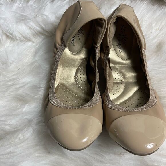 Dexflex Comfort synthetic leather beige and patent slip on flats size 7 - Picture 5 of 10